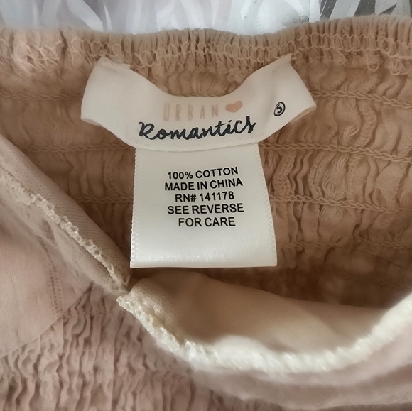 Urban Romantics Women’s Junior Cropped Smocked Cream Blouse SZ Small - Picture 3 of 3